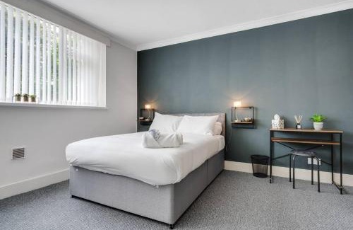 Liverpool Apartment | Woolton Rd Flat Near John Lennon Airport, Free Parking & Wifi - Pass the Keys
