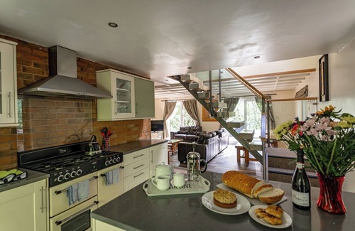 Farley Cabin | Wootton; woodland lodge for 8 with hot tub, log burner, BBQ, near Alton Towers.