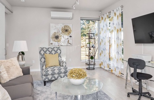 Kingfield Apartment | Work From Here🌸Fast WiFi🌸Keurig+Coffee🌸55" Roku TV