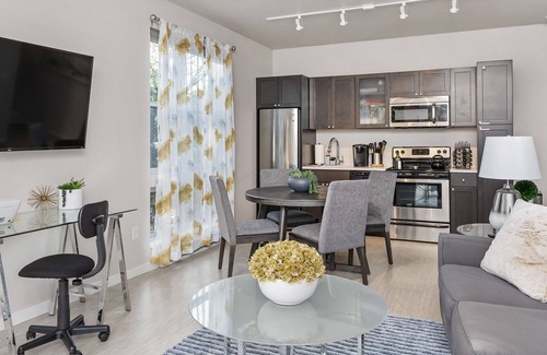Kingfield Apartment | Work From Here🌸Fast WiFi🌸Keurig+Coffee🌸55" Roku TV
