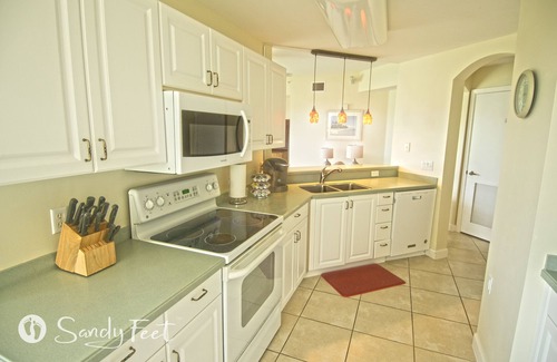 North Naples Condo | Work & play from Paradise. Clean spacious home in lovely community . 30-day min.