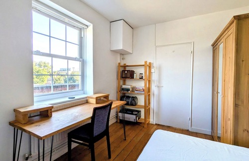 Camberwell Green Apartment | Working Desk, King bed, Spacious Living Room