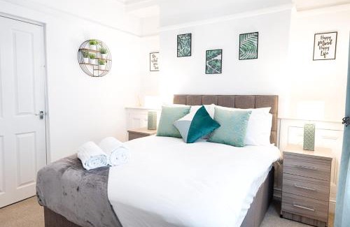 Landore Apartment | Working in Swansea, 4 Bedrooms, Parking