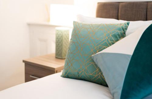 Landore Apartment | Working in Swansea, 4 Bedrooms, Parking