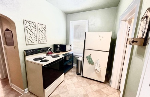 Minot Apartment | 🐞 Workstation + 65" Smart TV + Laundry + Free Wi-Fi