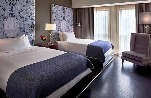 West Plaza Hotel | World Class Shopping At Country Club Plaza! Onsite Pool, Pet-friendly Property