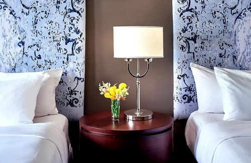 West Plaza Hotel | World Class Shopping At Country Club Plaza! Onsite Pool, Pet-friendly Property