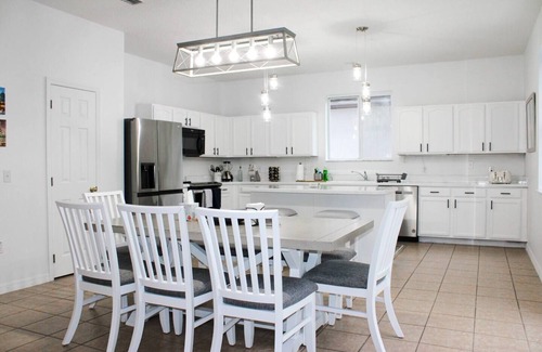 Windwood Bay House | World Showcase Luxury Home, near Disney Disney Theme Parks w/pool and tub.