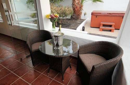 Los Mojones Villa | Wow! Contempory Rustic,2 Bed, H/pool, WIFI, H/tub, jacuzzi Sheer Luxury
