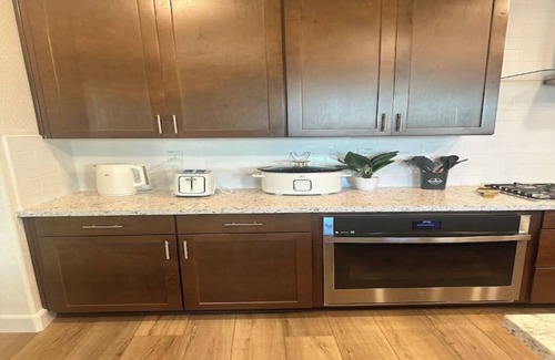 Roseville House | WOW! EPIC & Astonishing : Luxurious New Smart 5 BR Home with 10 Beds