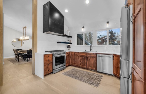 South Snyderville Basin House | Wow factor, mountain views, private hot tub, fireplace, fire pit & walk to lifts