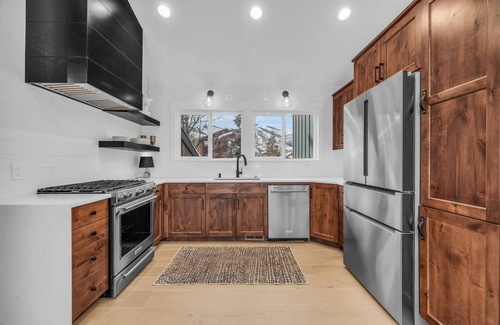 South Snyderville Basin House | Wow factor, mountain views, private hot tub, fireplace, fire pit & walk to lifts