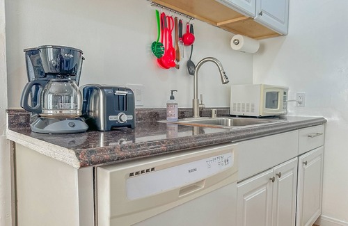 Lantern District Cottage | Wow location, near beaches/Harbor, shopping, restaurants, close to Ohana grounds