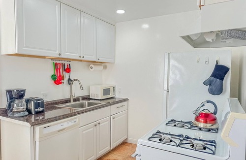 Lantern District Cottage | Wow location, near beaches/Harbor, shopping, restaurants, close to Ohana grounds
