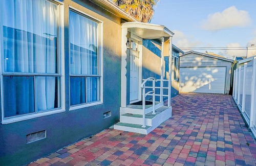 Lantern District Cottage | Wow location, near beaches/Harbor, shopping, restaurants, close to Ohana grounds