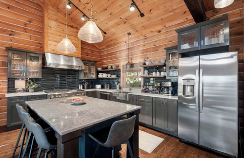 Jefferson Ski Chalet | Wow views! 5BR, 4B, 3 Kings, Hot Tub & Sauna spa area, 85" TV, Pool Table