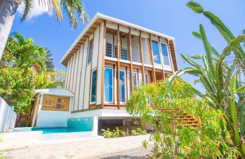 Antoneys Cay Apartment | Wow! Views and more, fantastic 2 bedroom in West End - Villa Agua apts