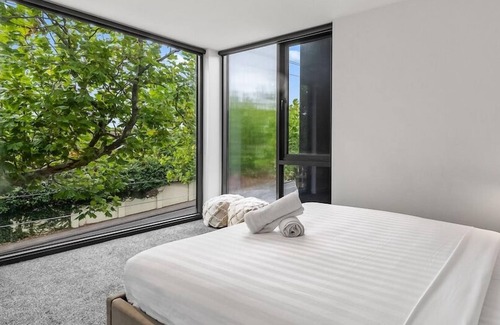 Toorak House | WOWSOY004 - U1 / 225 William Road SYarra · New Modern Designed 3B2BHouse+Parking