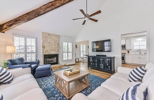 Pirates Beach House | Wrap around deck-Pet-Friendly 1 Block from beach!