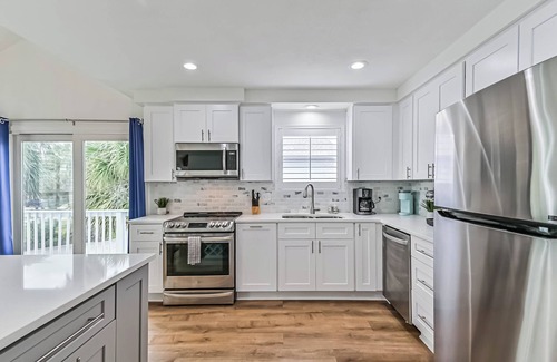 Pirates Beach House | Wrap around deck-Pet-Friendly 1 Block from beach!