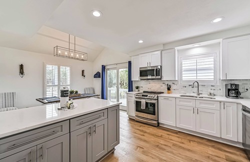 Pirates Beach House | Wrap around deck-Pet-Friendly 1 Block from beach!