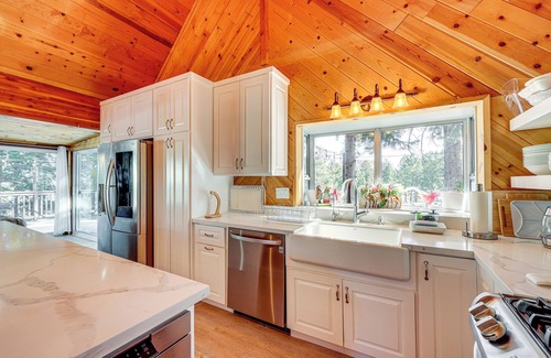 Wrightwood Cabin | Wraparound Deck & Grill: Wrightwood Cabin Near PCT