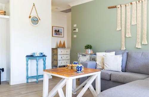 Shoal Bay House | Wreck Beach Cottage 1 Flannel Flower Fairway close to the beach