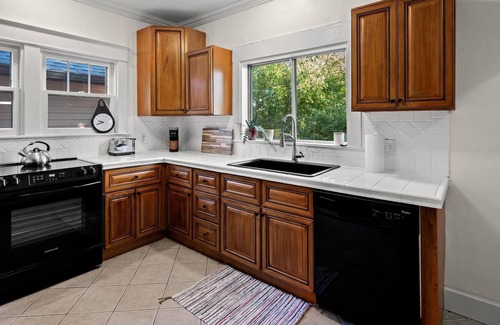 Latonia House | Wren Cottage, a Heartbeat Away from Everything!