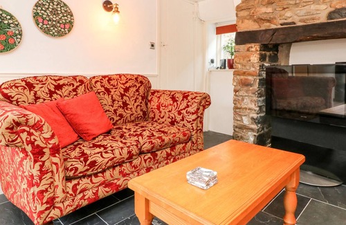 Chulmleigh Cottage | WREN COTTAGE, pet friendly, with a garden in Chulmleigh