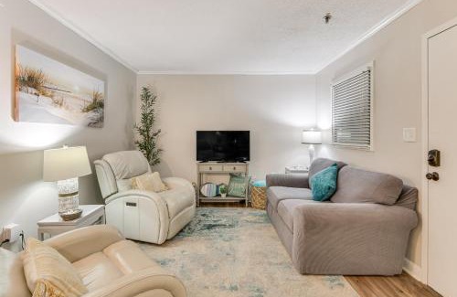 Palmetto Dunes Apartment | Wright by the Beach Hilton Head Condo with Perks