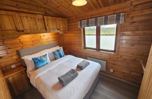 Magherafelt Boat Rental | Wroxham Broads Lodge Houseboat