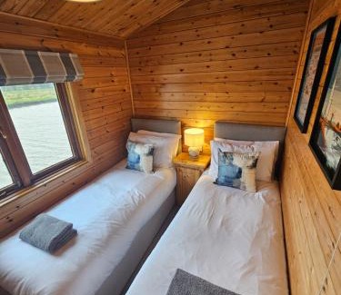 Magherafelt Boat Rental | Wroxham Broads Lodge Houseboat