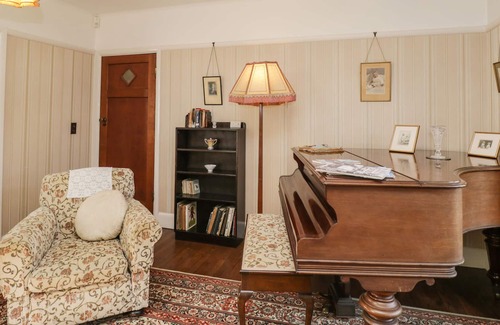 Oxford Cottage | WROXTON HOUSE, pet friendly, character holiday cottage in Oxford