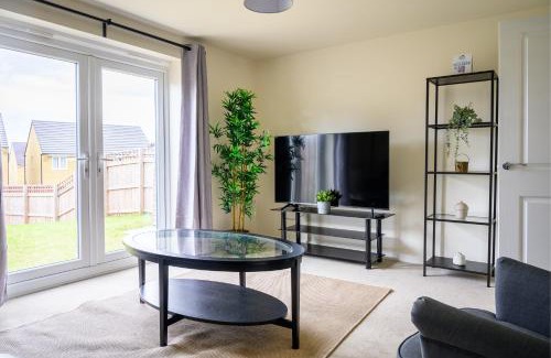 Chapeltown House | Wykebeck Mount by Our Home Short Stays stunning new build property with plenty of room free parking and fast WiFi