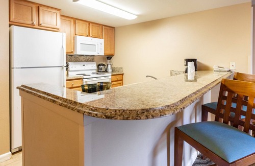 Brodheadsville Condo | Wyndham at Waikiki Beach Walk® - Spacious1 Bedroom