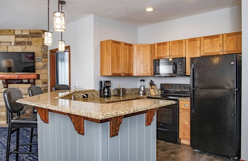 Lake Delton Resort | Wyndham Glacier Canyon ~ EIGHT WRISTBANDS for WATERPARK ~ 2B DELUXE ~ KITCHEN!