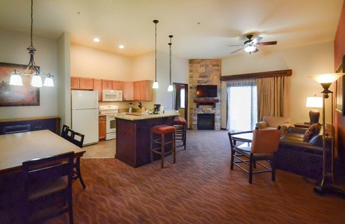 Lake Delton Resort | Wyndham Glacier Canyon ~ 3B Presidential ~ 8 Wristbands ~ Full Kitchen ~ HUGE!