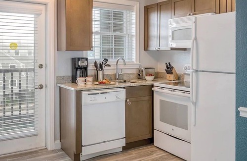 Yachting Village Resort | Wyndham Newport Onshore-2 BR-Walking Distance to Downtown!