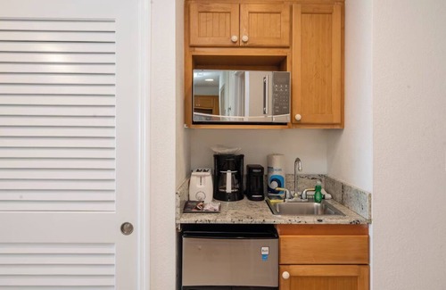 Colliers Bay Condo | Wyndham Reef Resort Beachfront 2B/2B Villa with 2 Twin Murphy Beds