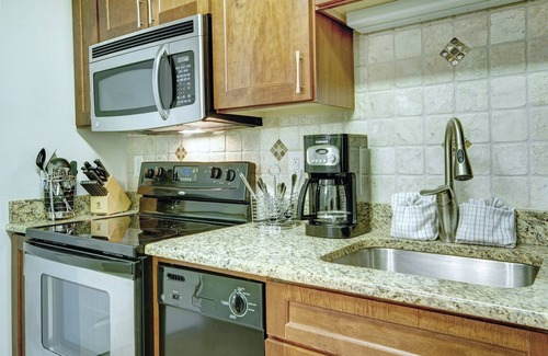 Ash Condo | Wyndham Towers on the Grove | Six 2BR/2BA Suites