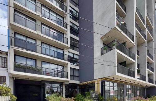 Barrios Unidos Apartment | Wynwood House Stylish Loft in El Polo Modern & Central Stay