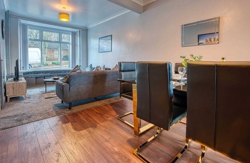 Bloxwich House | Xclusive Living 3 Bedroom House Close to NEC & Birmingham Airport with Free WiF