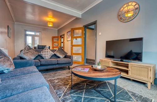 Bloxwich House | Xclusive Living 3 Bedroom House Close to NEC & Birmingham Airport with Free WiF