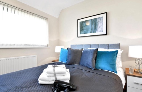 Sheldon House | Xclusive Living Stay near Airport & NEC, The Whitecroft