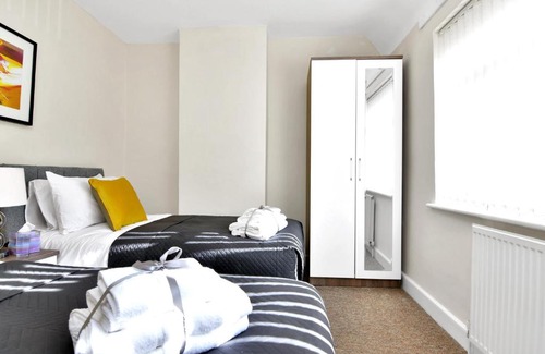 Sheldon House | Xclusive Living Stay near Airport & NEC, The Whitecroft