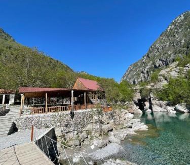Shale House | xhovani zelna