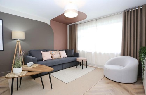 Blackpool House | xxBrand Newxx sleeps 8, stylish japandi house