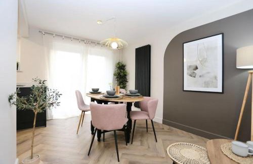 Blackpool House | xxBrand Newxx sleeps 8, stylish japandi house