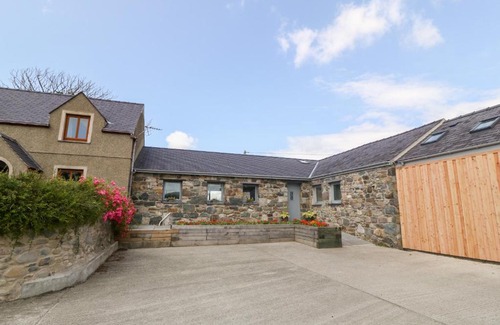 Dinas House | Y Beudy