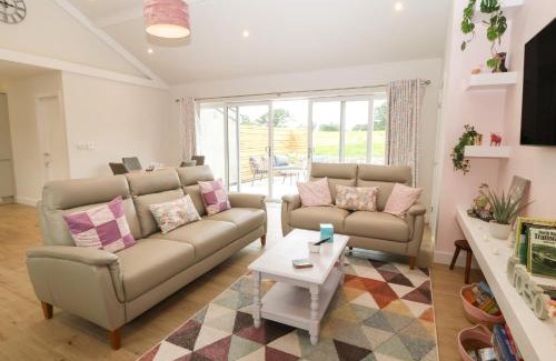 Dinas House | Y Beudy